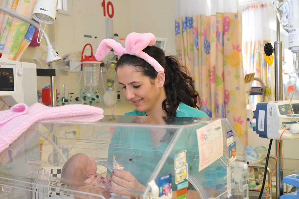 Der Süden Israels durchlebte schwierige Zeiten. Auf dem Höhepunkt der Militäroperation „Gegossenes Blei“ 2008 musste das Barzilai Krankenhaus in Ashkelon wegen einer Notfallsituation evakuiert werden. Das Krankenhaus ist lediglich elf Kilometer von der Grenze zum Gazastreifen entfernt und wurde aufgrund des mangelnden Schutzes und seiner Lage innerhalb der Raketenreichweite als besonderes Risiko eingestuft. Die Abteilungen wurden in Keller und Bunker verlegt, und etwa die Hälfte der Krankenhauspatienten wurde in ihre Häuser entlassen. Die Inkubatoren der Neugeborenen-Intensivstation mitsamt der hier behandelten Frühchen, mussten innerhalb von nur wenigen Minuten und unter extrem schwierigen Umständen ebenfalls in besonders geschützte Räumlichkeiten verlegt werden. Diese akuten Evakuierungsprotokoll bestand nicht nur zur Zeit der Militäroperation „Gegossenes Blei“. In den nachfolgenden Jahren spitzte sich die Sicherheitslage im Süden Israels mehrmals zu, so dass solche Maßnahmen zur schmerzlichen Routine wurden. Seit Jahren bemüht sich die Krankenhausleitung um Spendengelder, um besonders geschützte, sichere und neue Räumlichkeiten zu errichten; darunter eine abgeschirmte neonatale Intensivstation, um eine durchgängige und effiziente Versorgung der frühgeborenen Babys zu gewährleisten. In den letzten Jahren wurden dem Krankenhaus mit Hilfe des Keren Hayesod Spendengelder zur Verfügung gestellt, um den Bau neuer, moderner, geschützter, steriler und sicherer Komplexe zu unterstützen. Seit der Gründung des Staates hat der Keren Hayesod den Aufbau wie auch die Erneuerung von mehreren Krankenhäusern in allen Teilen Israels unterstützt, darunter die Krankenhäuser Nahariya Medical Center, Poriya, Rambam, Bnei Zion, Ziv, Hillel Yaffe, Assaf Harofeh, Ichilov, Sheba, HaEmek, Assuta Ashdod, Hadassah Skopus-Berg, Hadassa Ein Kerem, Barzilai, Soroka, Wolfson und Schneider. Dank des Keren Hayesod erhalten alle israelischen Bürger eine bessere medizinische Versorgung.
