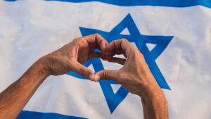 Hand in Herzform auf israelischer Flagge