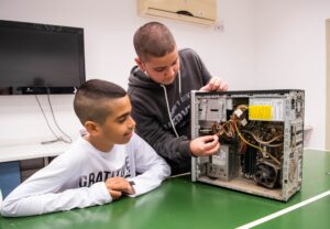 Net@ – Jugendliche lernen IT und Technik in Israel